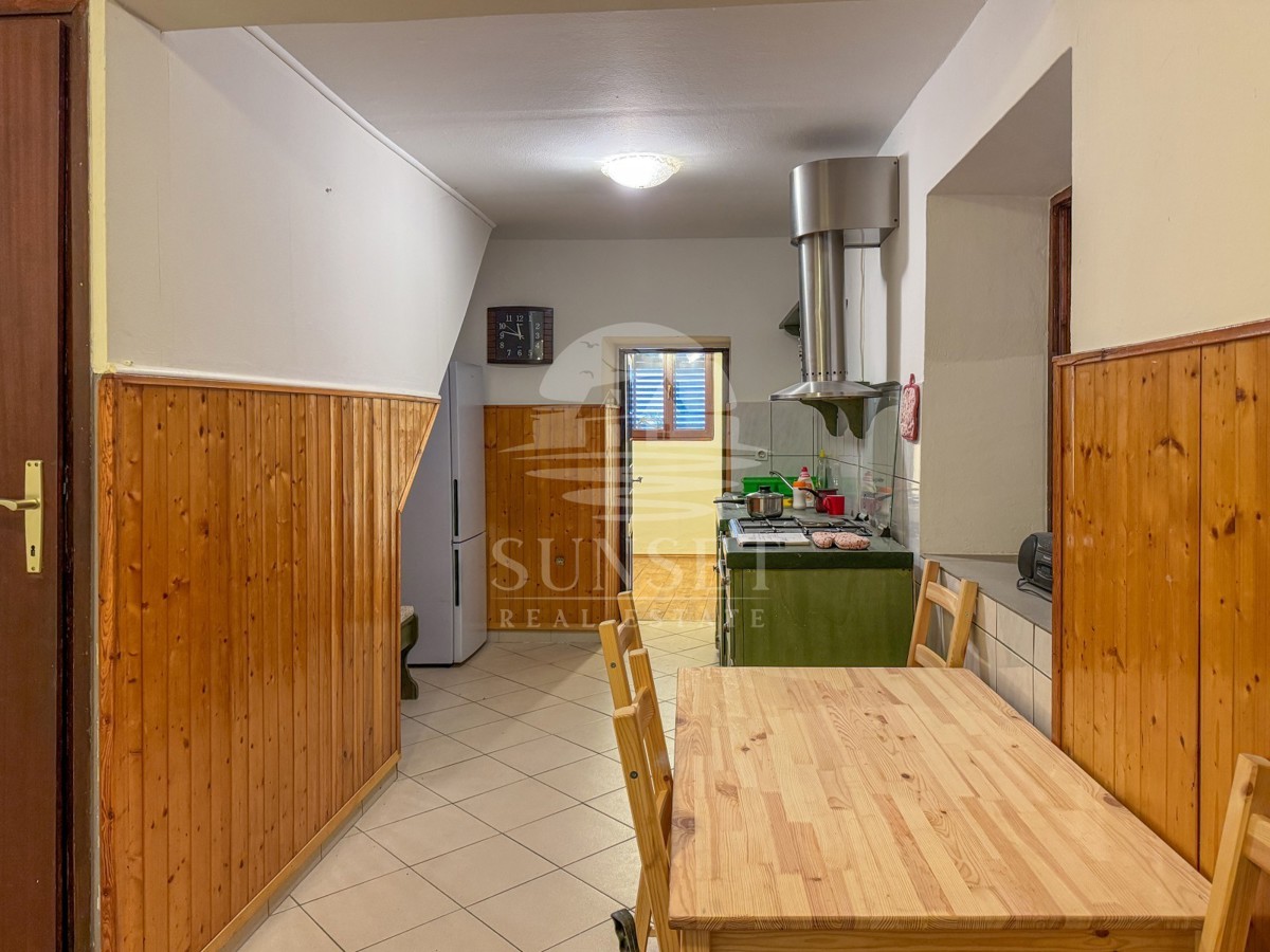 ISTRA -HIŠA S KONOBO IN TERASO Z RAZGLEDOM NA MORJE