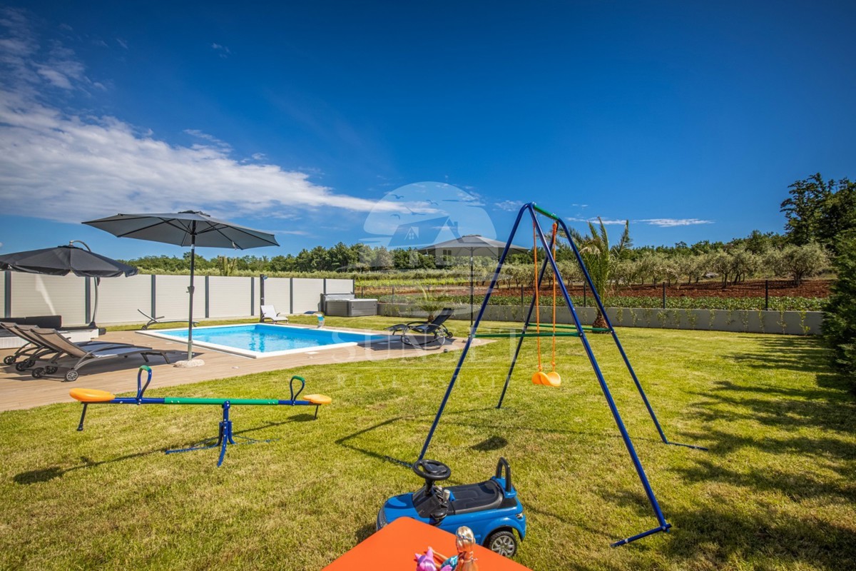 OKOLICA POREČA - MODERNA LUKSUZNA VILA S BAZENOM