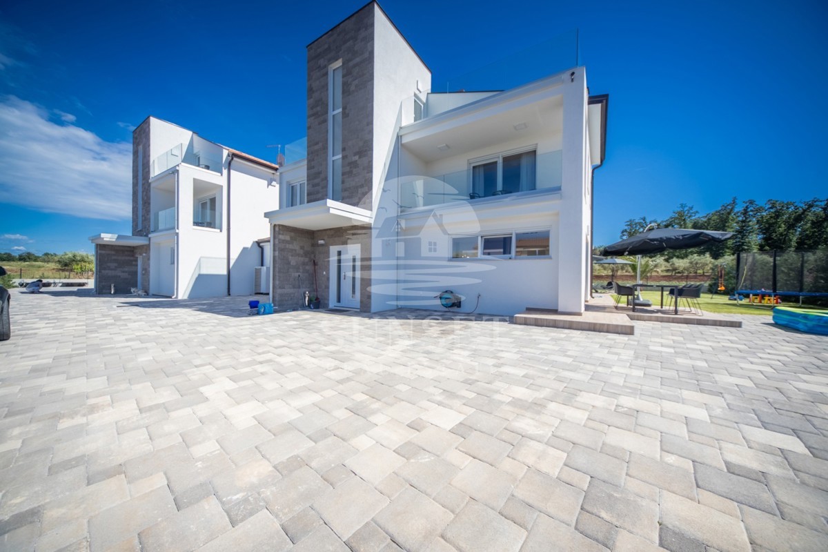 OKOLICA POREČA - MODERNA LUKSUZNA VILA S BAZENOM