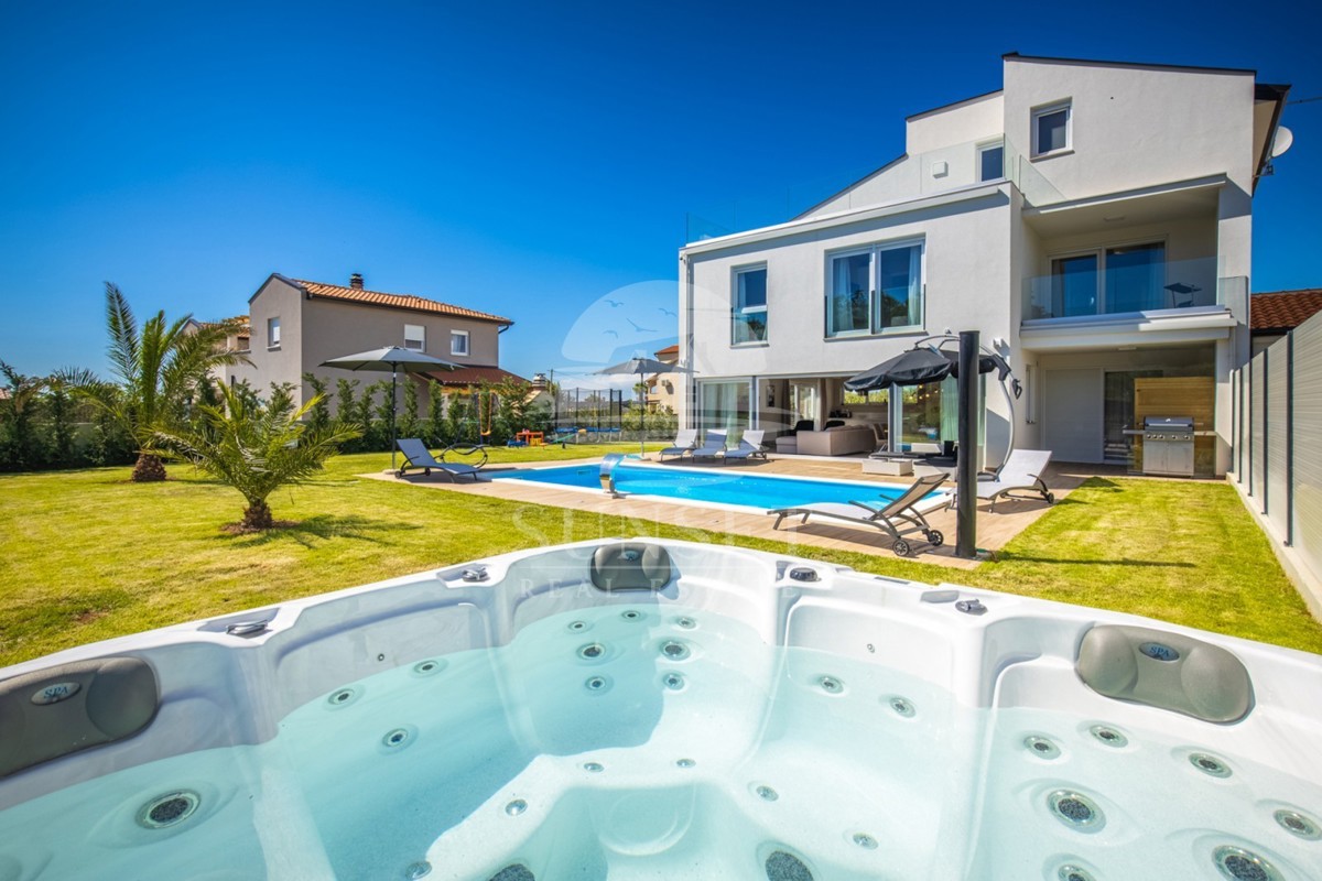 OKOLICA POREČA - MODERNA LUKSUZNA VILA S BAZENOM