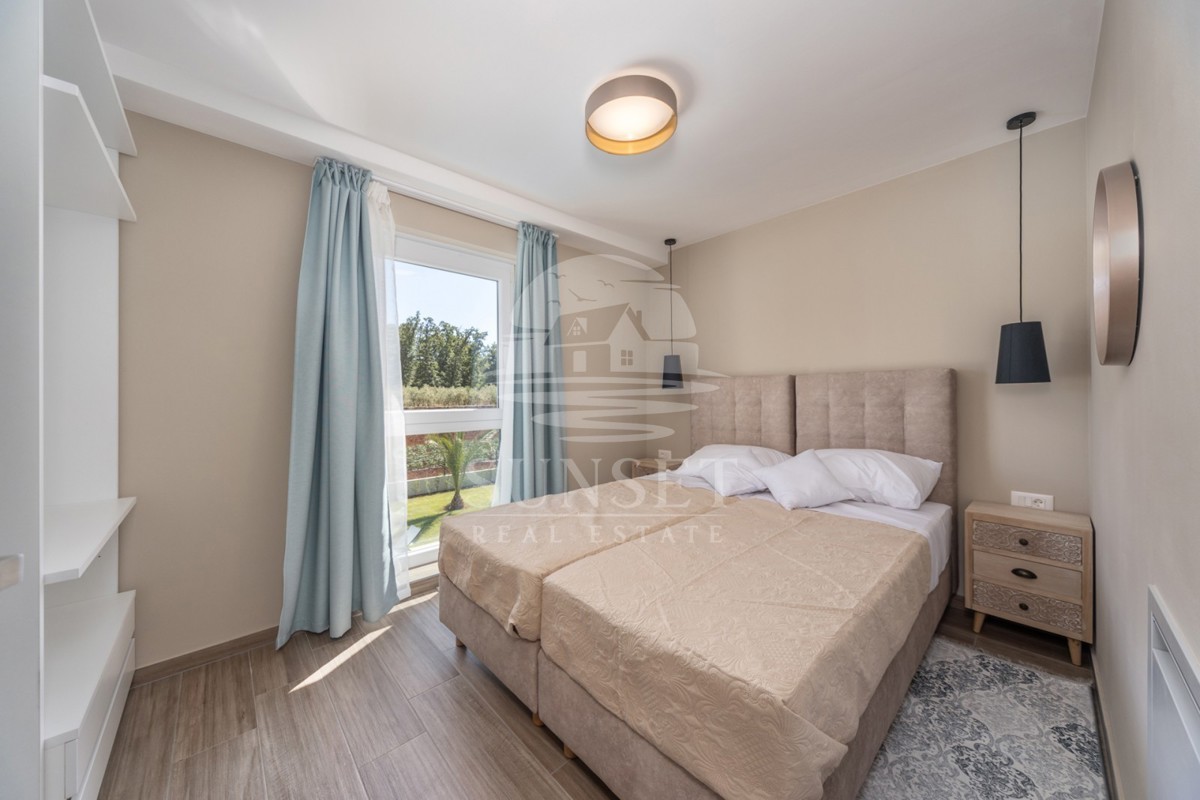 OKOLICA POREČA - MODERNA LUKSUZNA VILA S BAZENOM