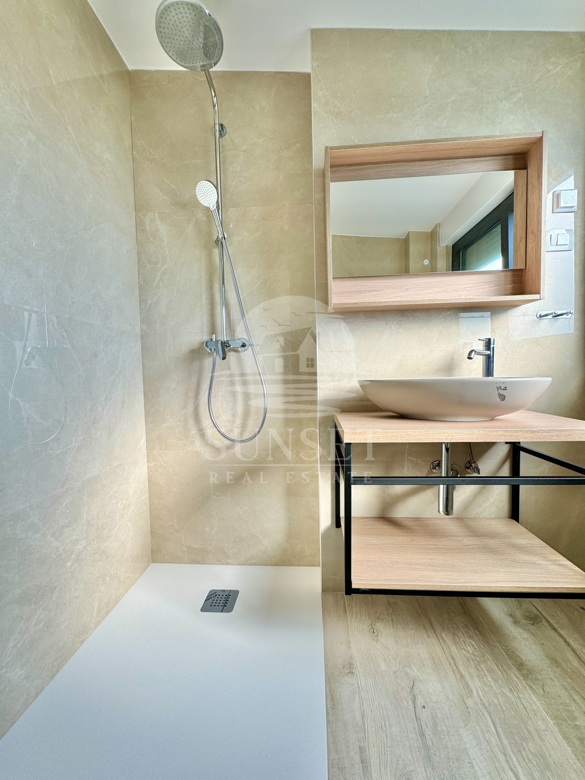 SODOBEN APARTMA LE 300 METROV OD MORJA (E2)