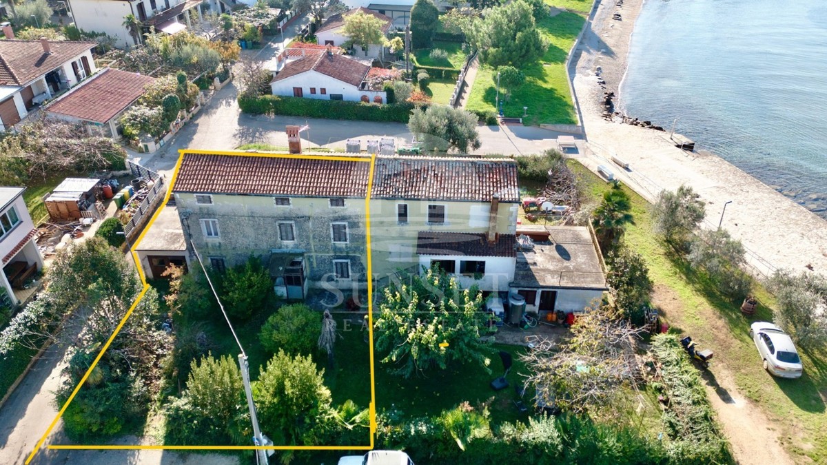 OKOLICA NOVIGRADA - AVTOHTONA ISTRSKA HIŠA Z VRTOOM LE 30 METROV OD MORJA