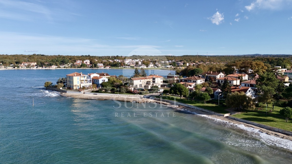 OKOLICA NOVIGRADA - AVTOHTONA ISTRSKA HIŠA Z VRTOOM LE 30 METROV OD MORJA