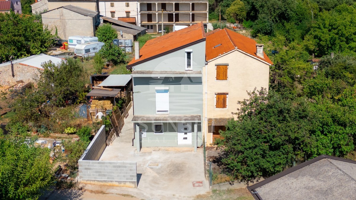 ČAROBNA PRENOVLJENA ISTRSKA KAMNITA HIŠA Z LOČENO ENOTO V PRITLIČJU IN VRTOM — EKSKLUZIVNA PRODAJA