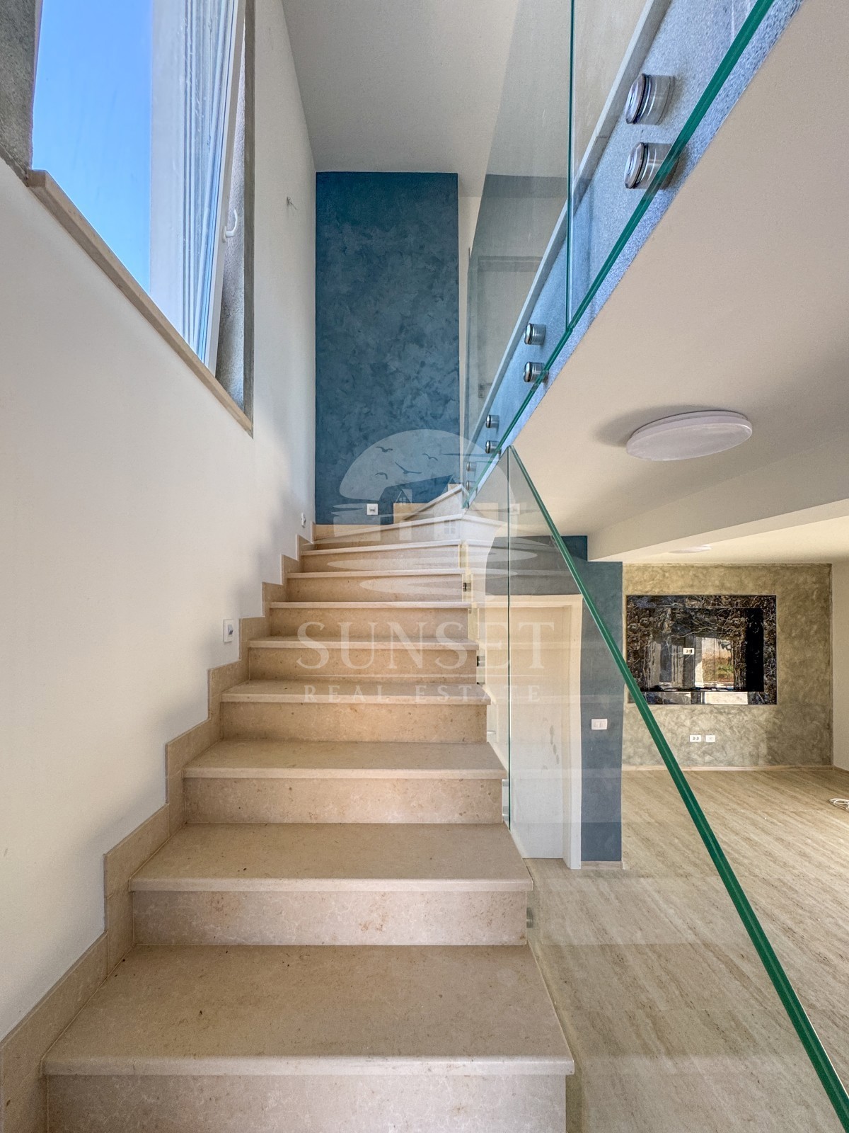 MODERNA DVOJNA HIŠA VRHUNSKE KAKOVOSTI V OKOLICI MOMJANA