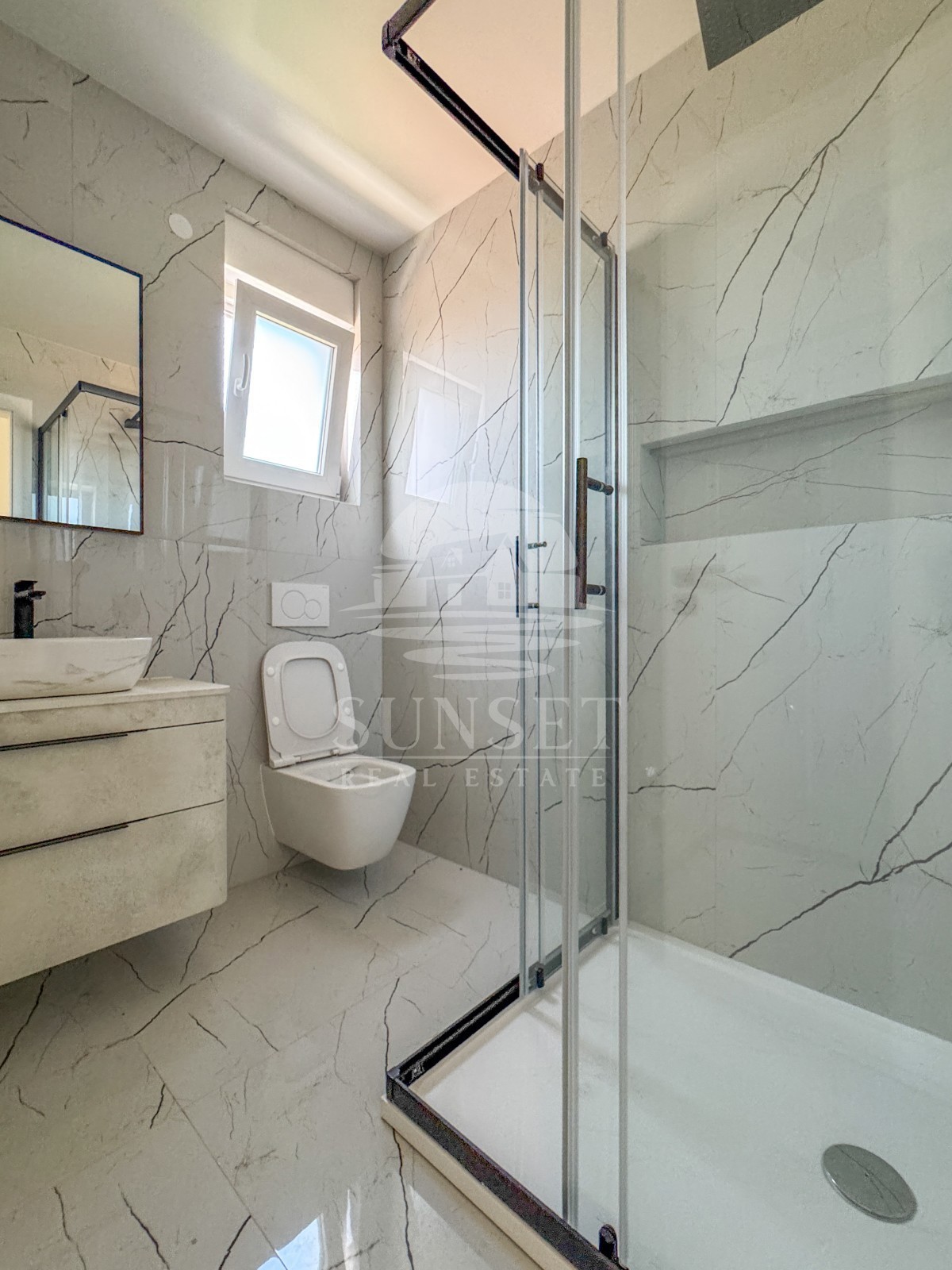 MODERNA DVOJNA HIŠA VRHUNSKE KAKOVOSTI V OKOLICI MOMJANA