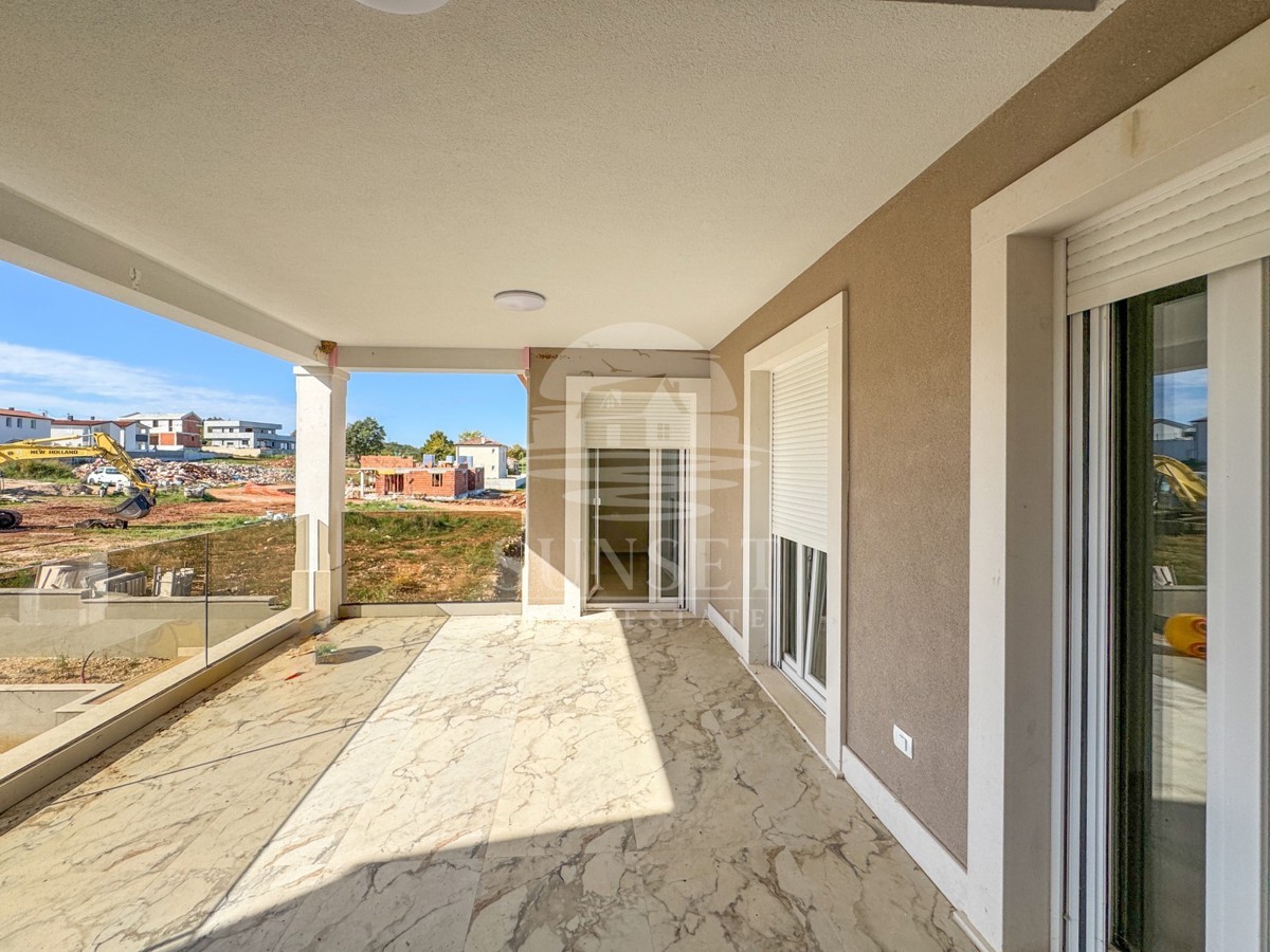 MODERNA DVOJNA HIŠA VRHUNSKE KAKOVOSTI V OKOLICI MOMJANA