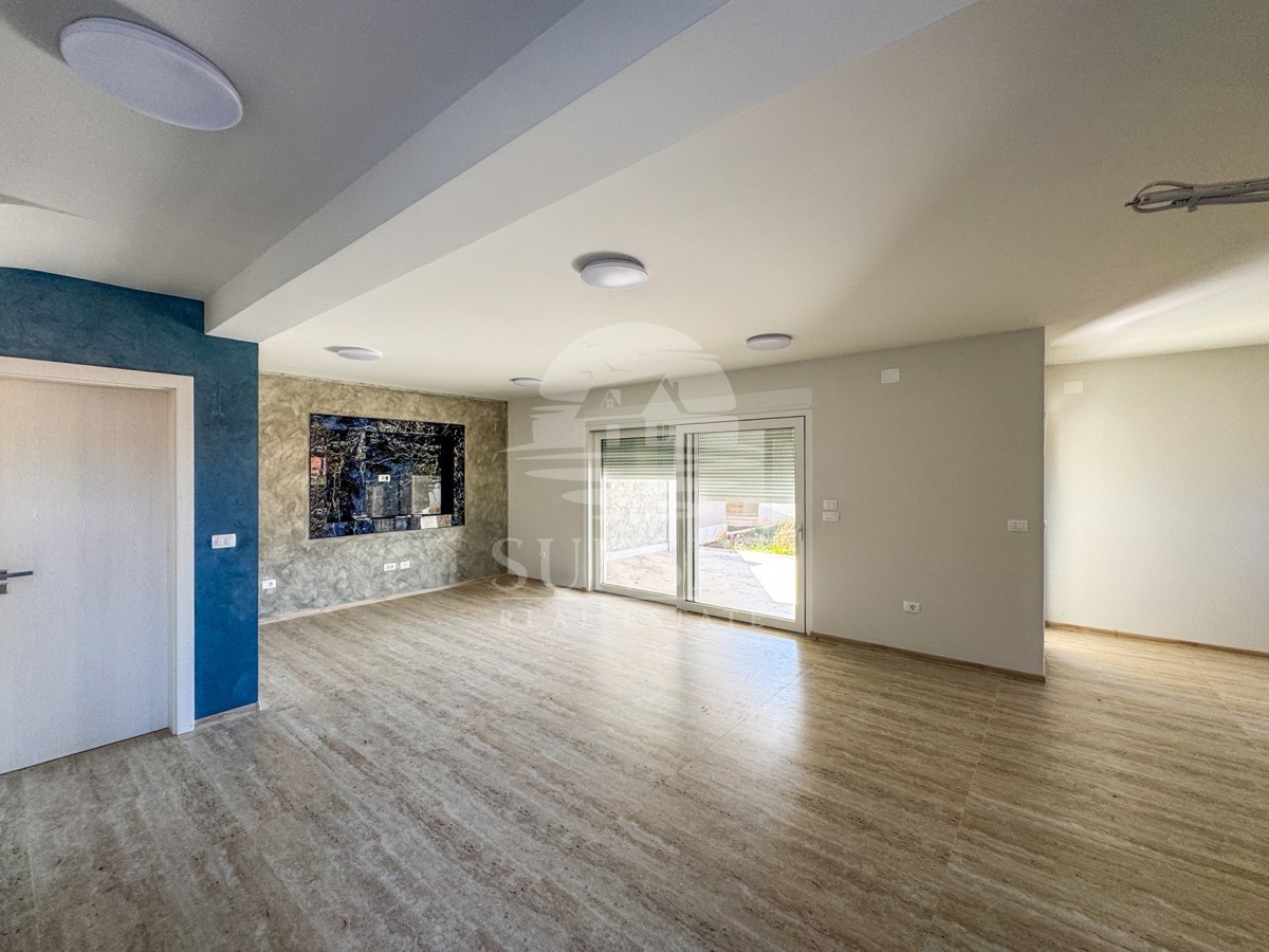 MODERNA DVOJNA HIŠA VRHUNSKE KAKOVOSTI V OKOLICI MOMJANA