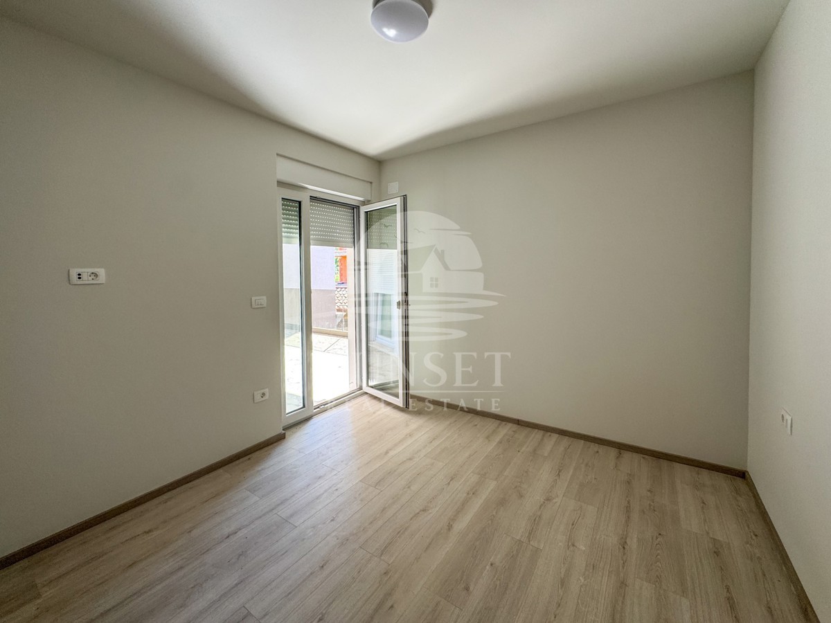 MODERNA DVOJNA HIŠA VRHUNSKE KAKOVOSTI V OKOLICI MOMJANA