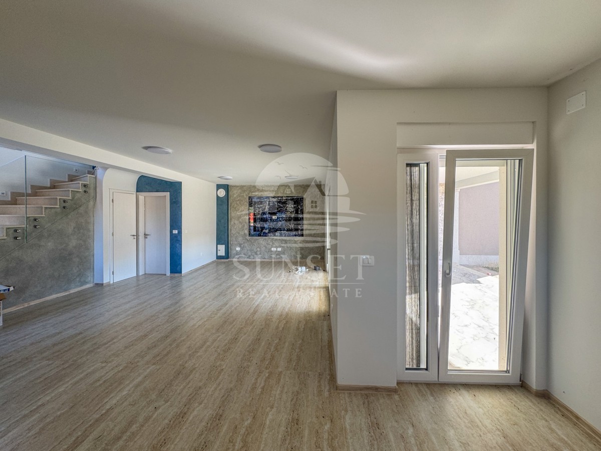 MODERNA DVOJNA HIŠA VRHUNSKE KAKOVOSTI V OKOLICI MOMJANA