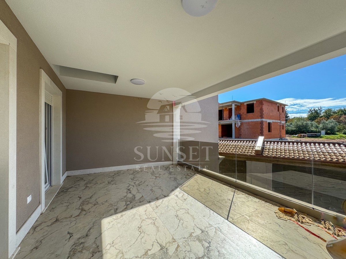 MODERNA DVOJNA HIŠA VRHUNSKE KAKOVOSTI V OKOLICI MOMJANA