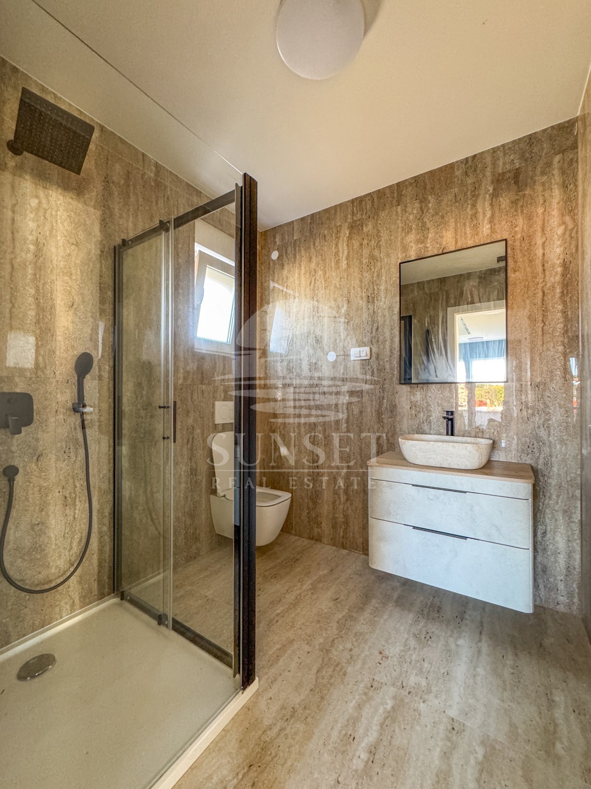 MODERNA DVOJNA HIŠA VRHUNSKE KAKOVOSTI V OKOLICI MOMJANA