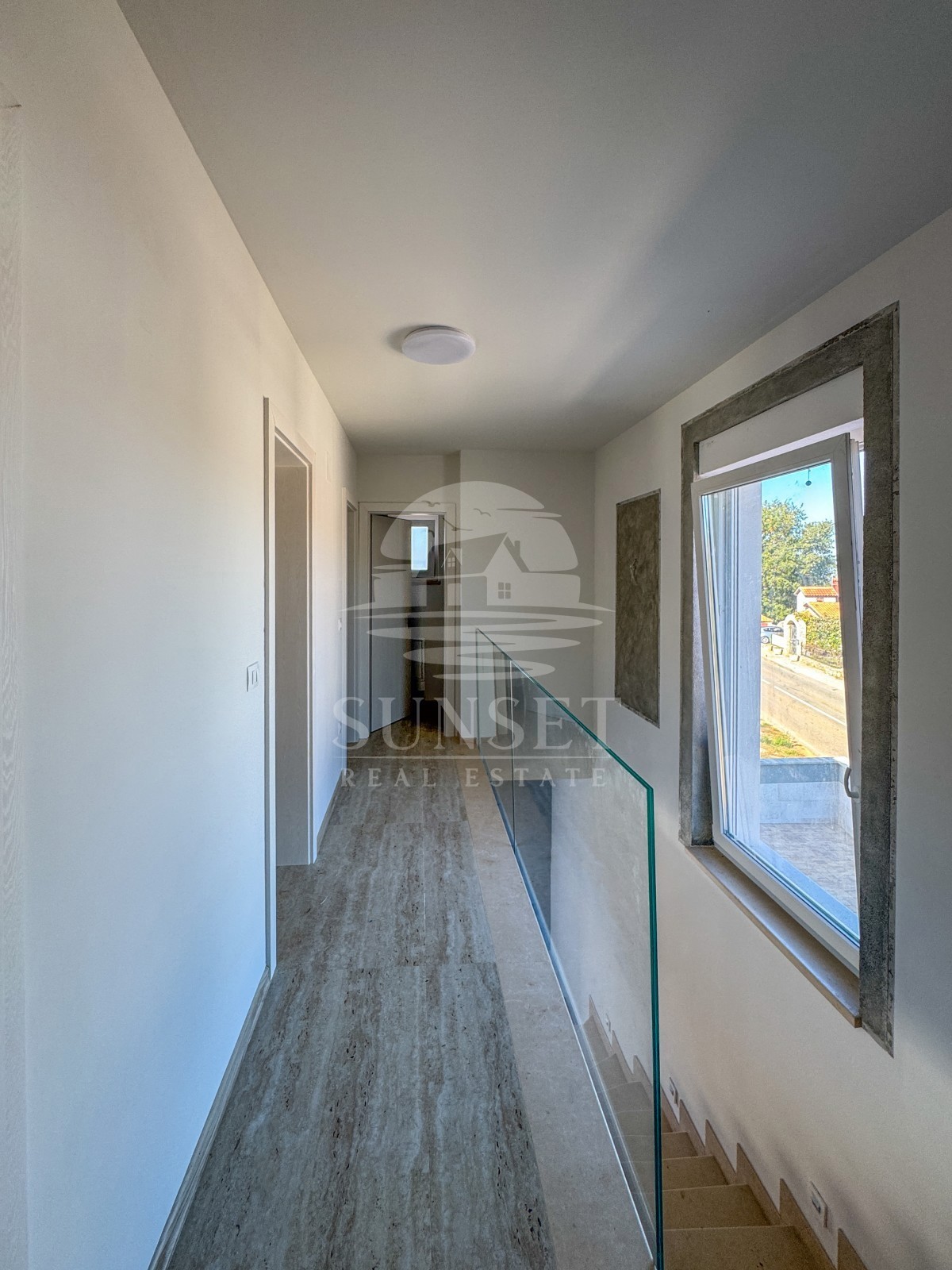 MODERNA DVOJNA HIŠA VRHUNSKE KAKOVOSTI V OKOLICI MOMJANA