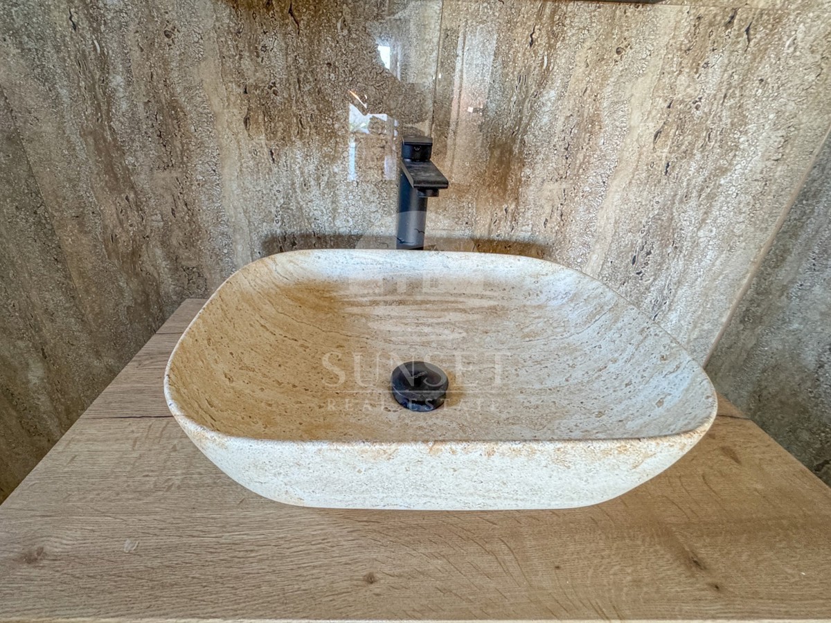 MODERNA DVOJNA HIŠA VRHUNSKE KAKOVOSTI V OKOLICI MOMJANA