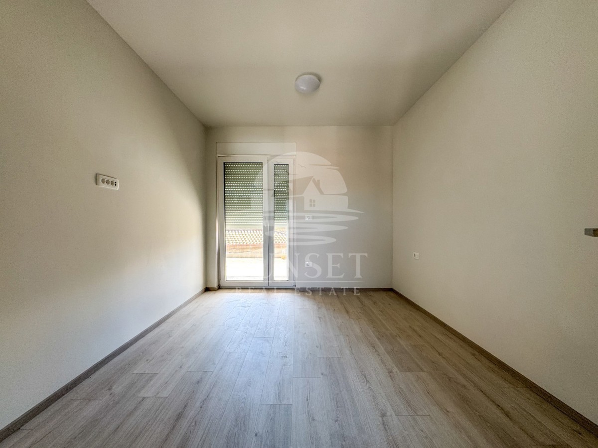 MODERNA DVOJNA HIŠA VRHUNSKE KAKOVOSTI V OKOLICI MOMJANA