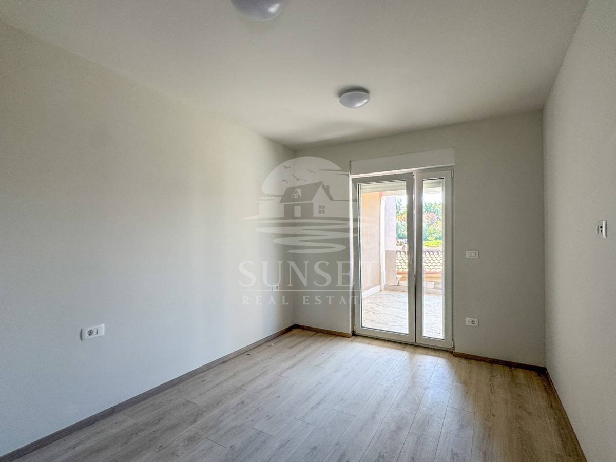 MODERNA DVOJNA HIŠA VRHUNSKE KAKOVOSTI V OKOLICI MOMJANA