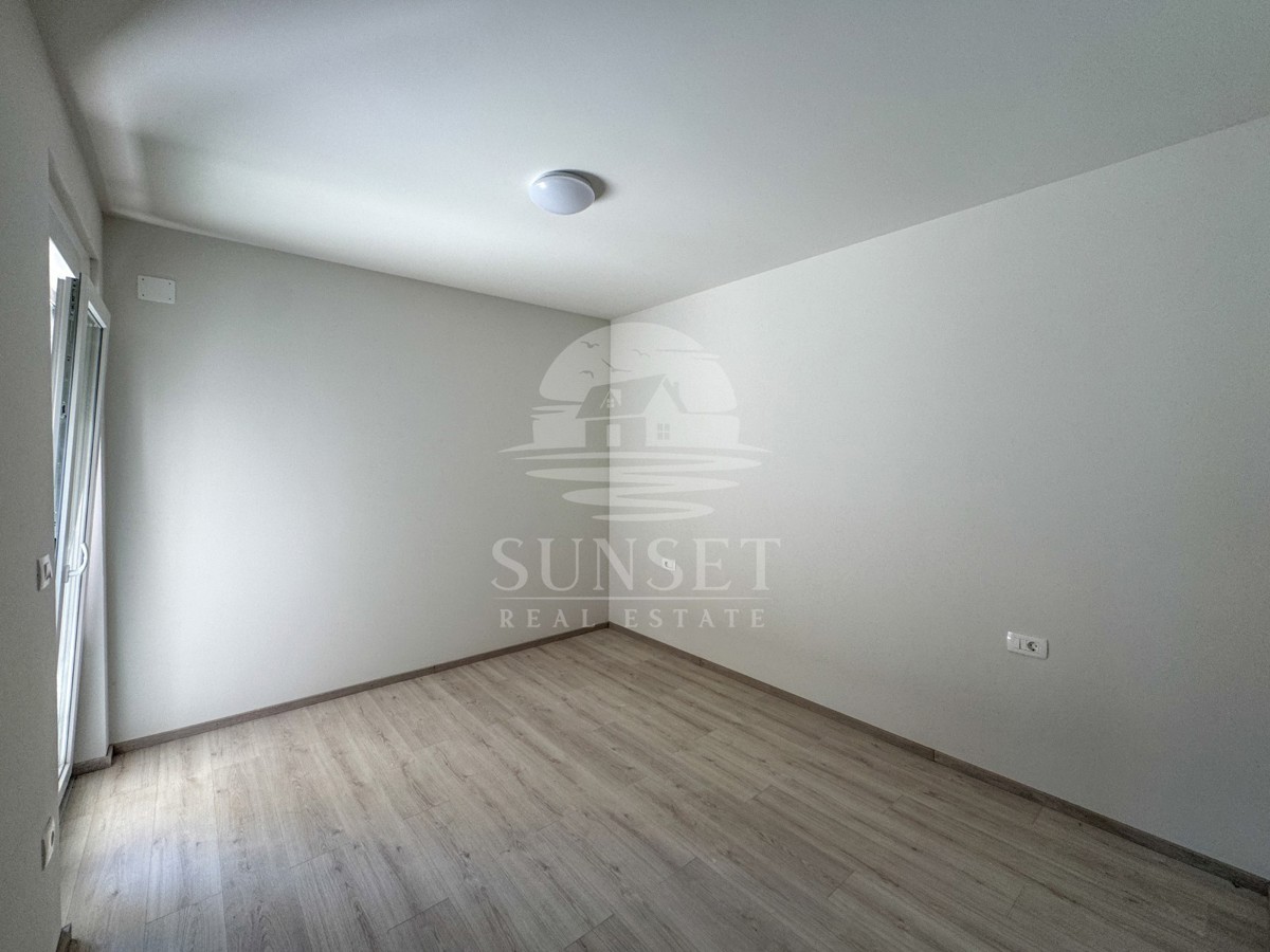 MODERNA DVOJNA HIŠA VRHUNSKE KAKOVOSTI V OKOLICI MOMJANA