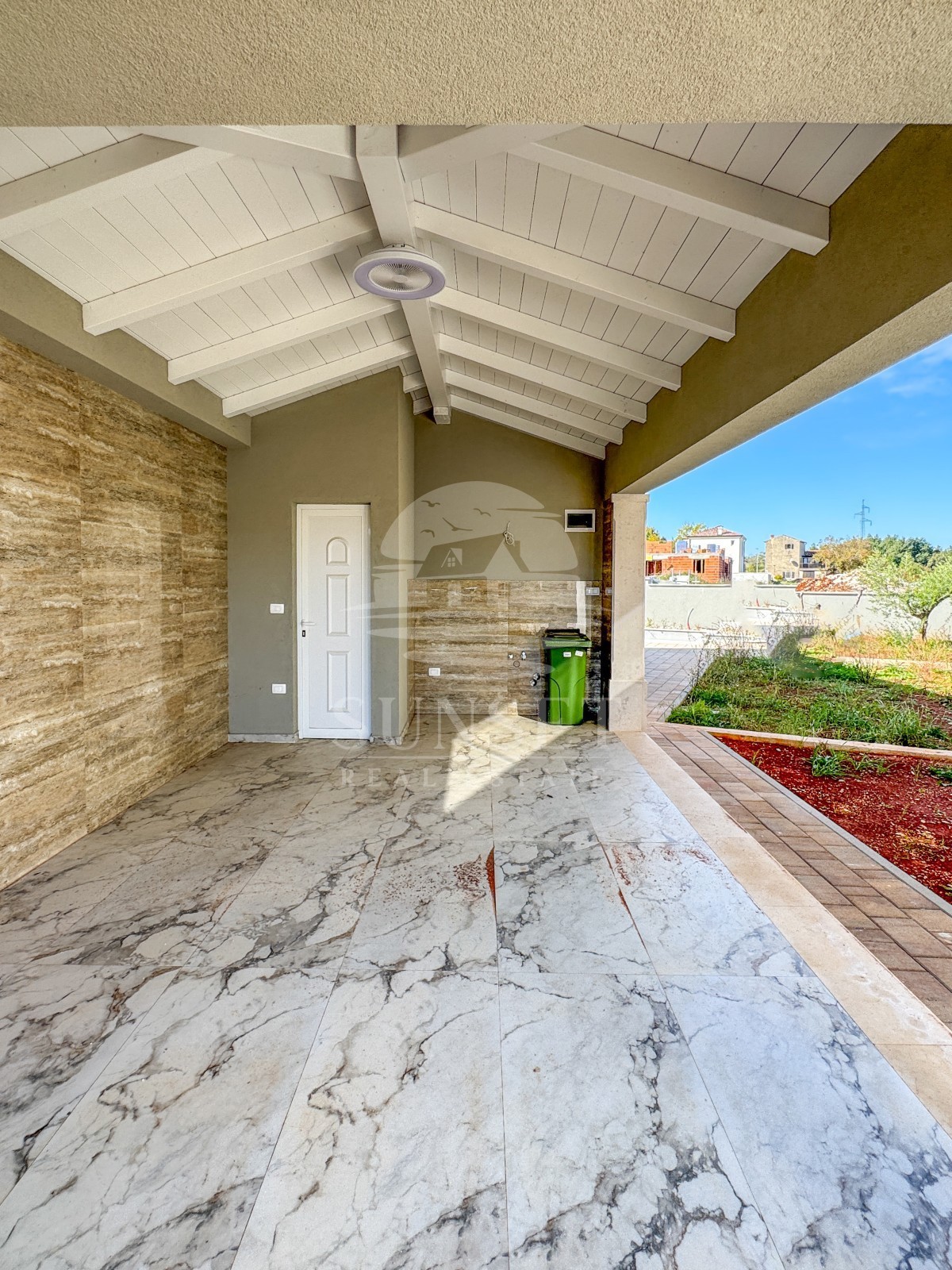 MODERNA DVOJNA HIŠA VRHUNSKE KAKOVOSTI V OKOLICI MOMJANA