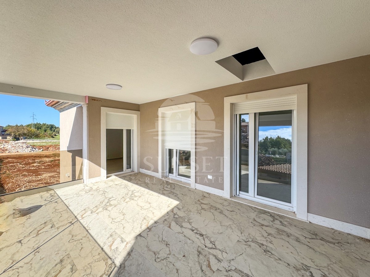 MODERNA DVOJNA HIŠA VRHUNSKE KAKOVOSTI V OKOLICI MOMJANA