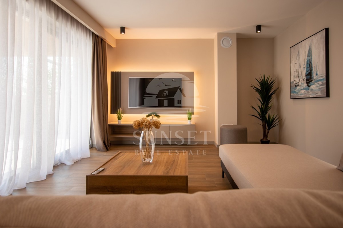 DUPLEX VILA S BAZENOM, 7 KM OD NOVIGRADA