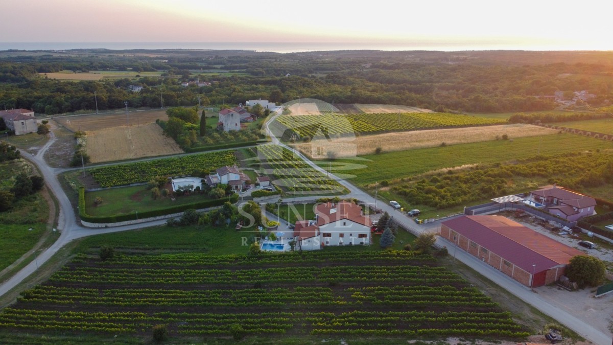 DUPLEX VILA S BAZENOM, 7 KM OD NOVIGRADA