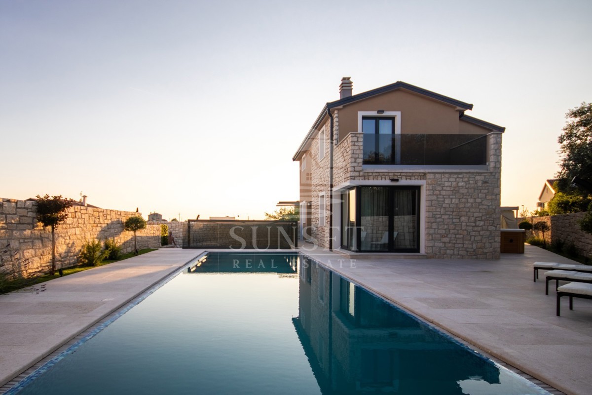 DUPLEX VILA S BAZENOM, 7 KM OD NOVIGRADA