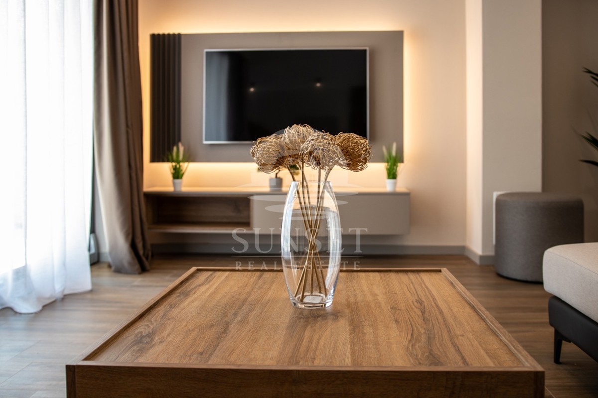 DUPLEX VILA S BAZENOM, 7 KM OD NOVIGRADA