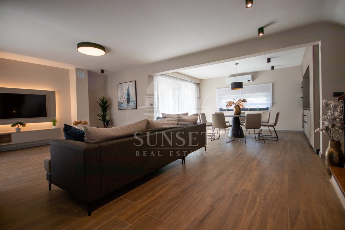 DUPLEX VILA S BAZENOM, 7 KM OD NOVIGRADA