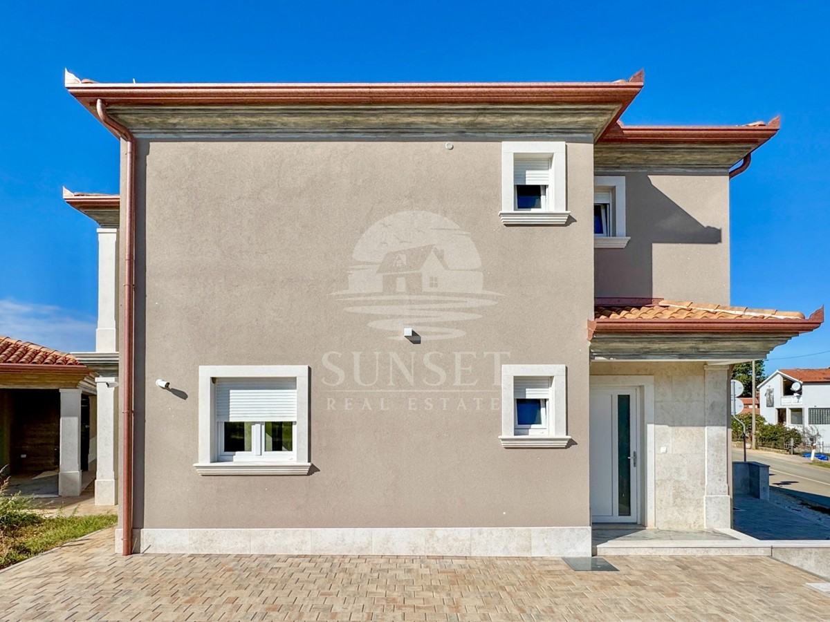 MODERNA DVOJNA HIŠA VRHUNSKE KAKOVOSTI V OKOLICI MOMJANA