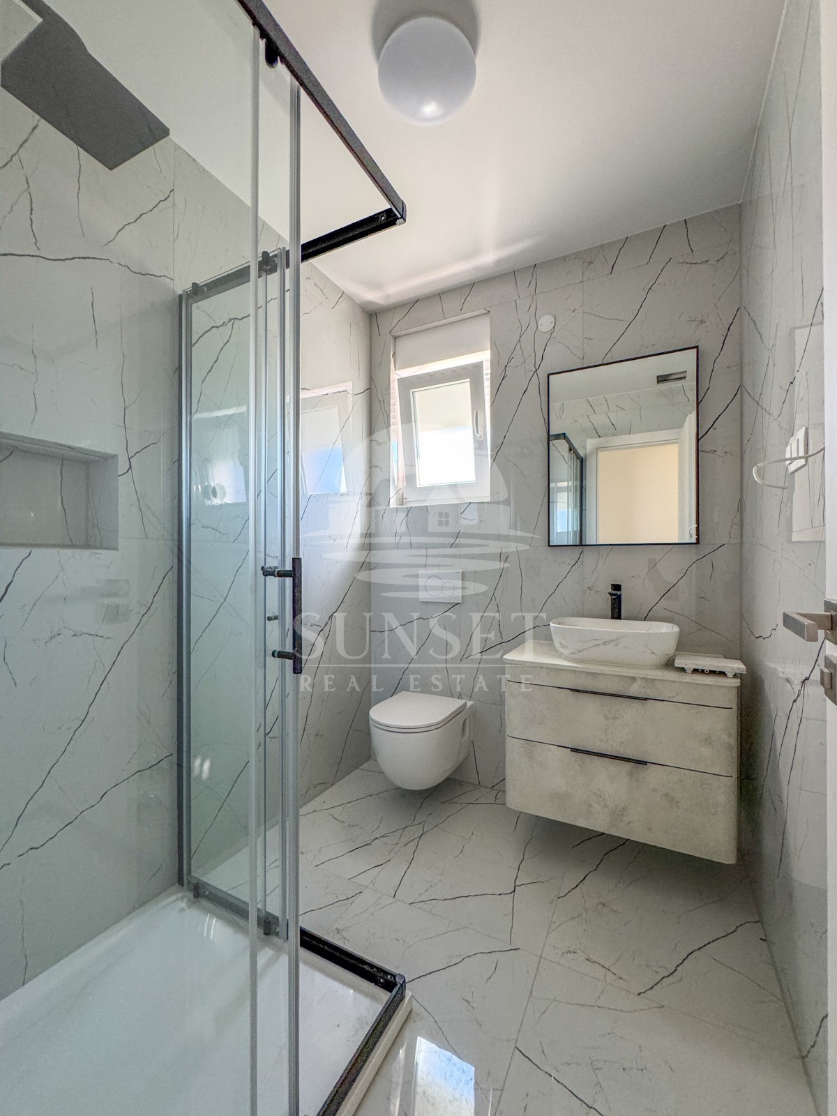 MODERNA DVOJNA HIŠA VRHUNSKE KAKOVOSTI V OKOLICI MOMJANA