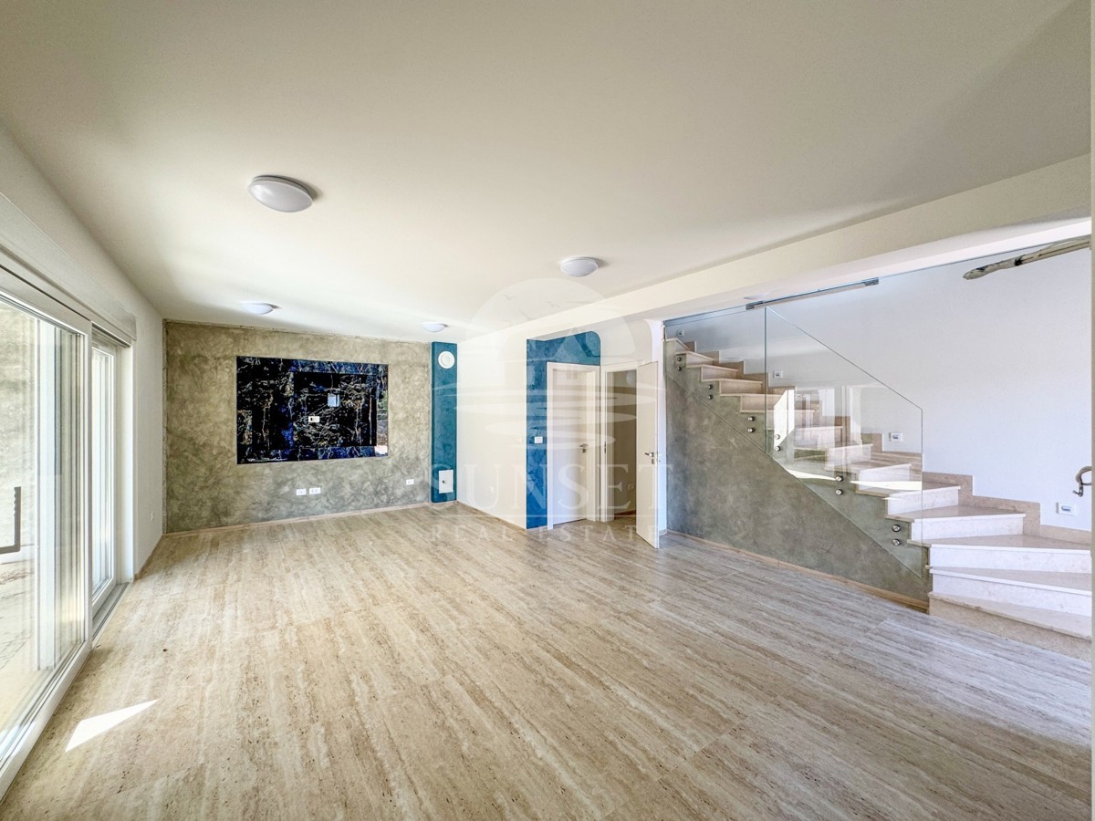 MODERNA DVOJNA HIŠA VRHUNSKE KAKOVOSTI V OKOLICI MOMJANA