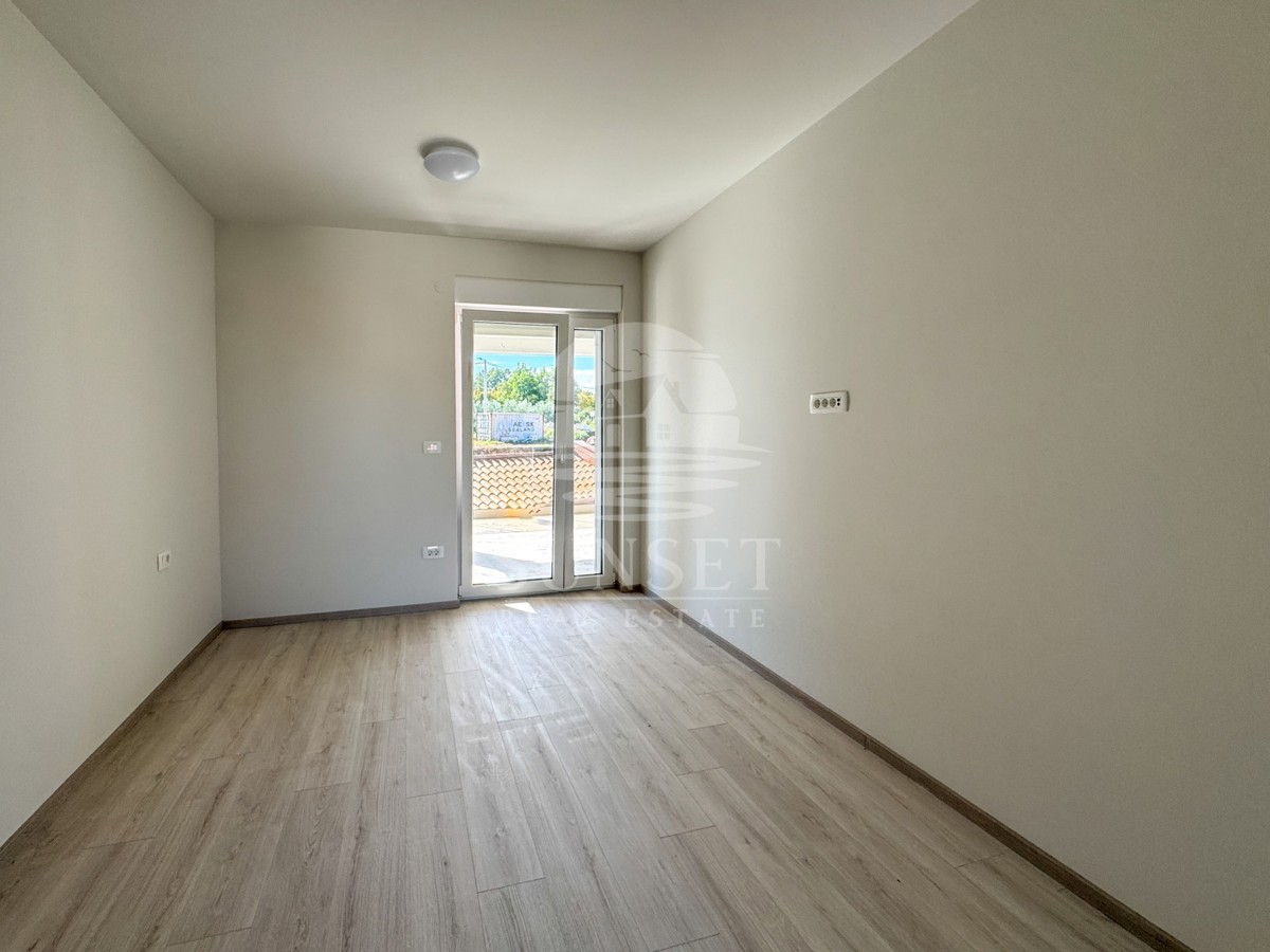 MODERNA DVOJNA HIŠA VRHUNSKE KAKOVOSTI V OKOLICI MOMJANA