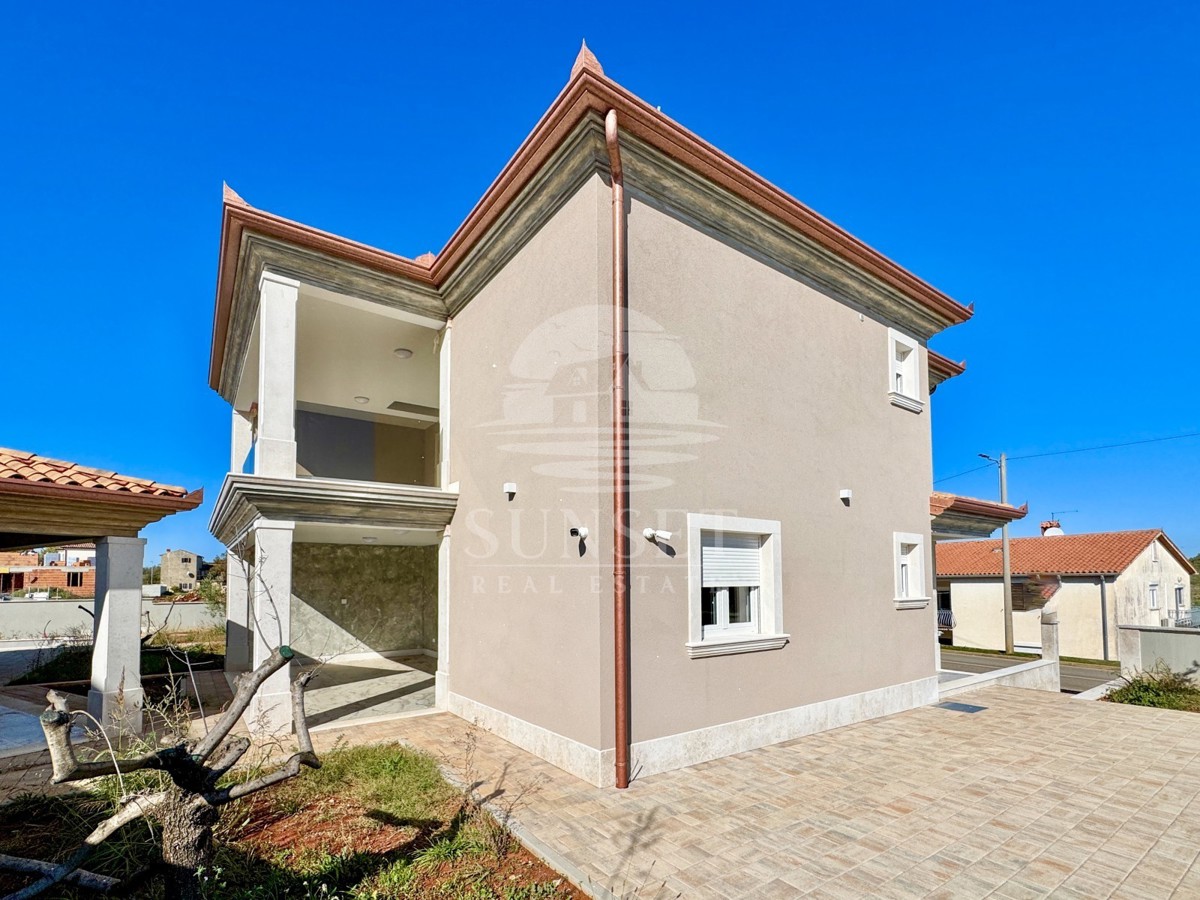 MODERNA DVOJNA HIŠA VRHUNSKE KAKOVOSTI V OKOLICI MOMJANA