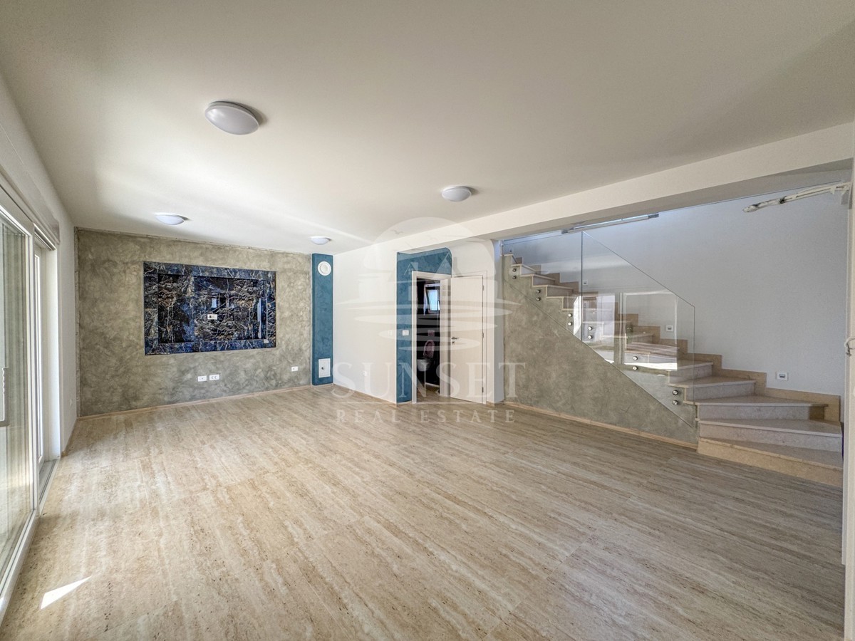 MODERNA DVOJNA HIŠA VRHUNSKE KAKOVOSTI V OKOLICI MOMJANA