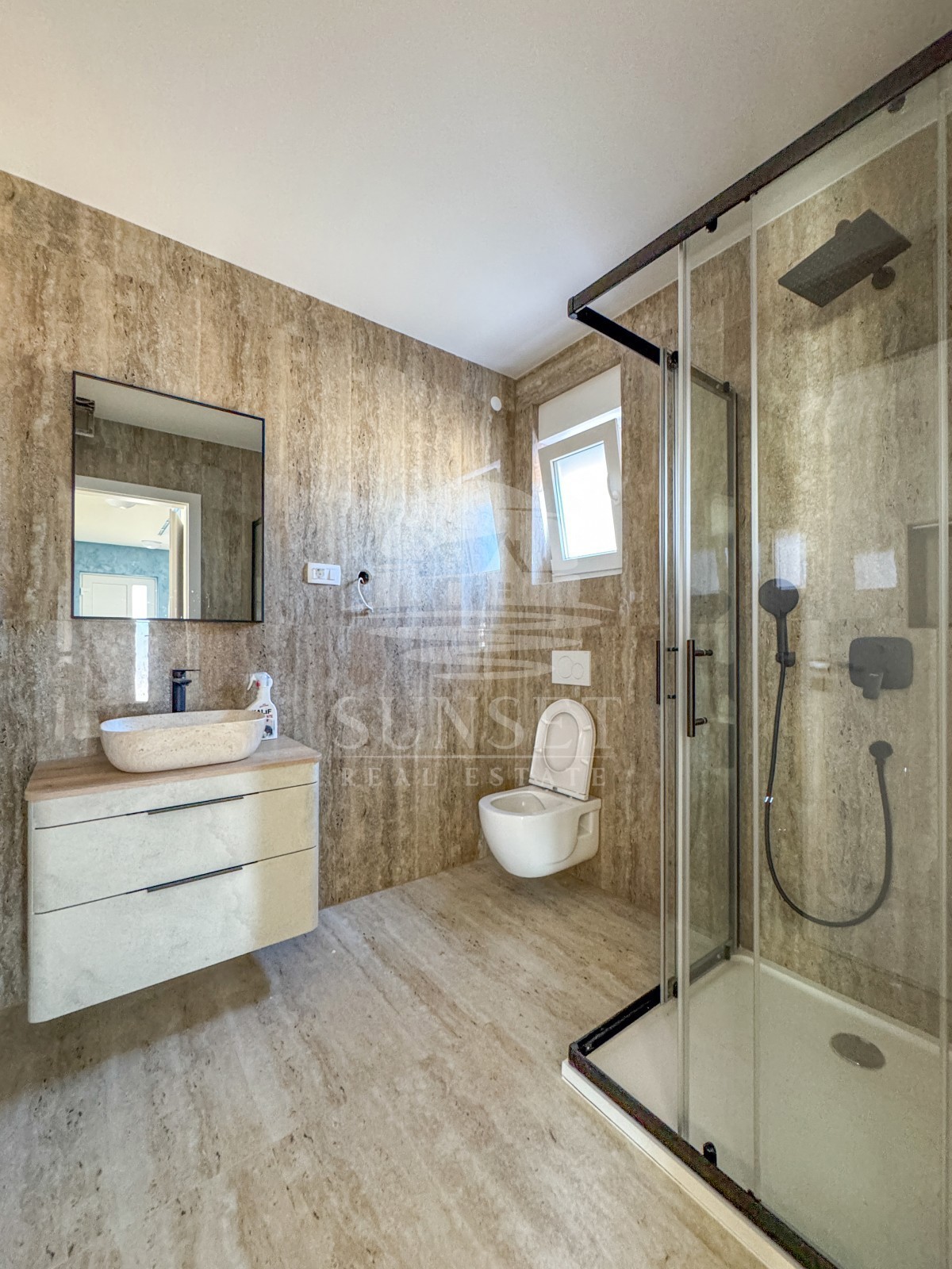 MODERNA DVOJNA HIŠA VRHUNSKE KAKOVOSTI V OKOLICI MOMJANA