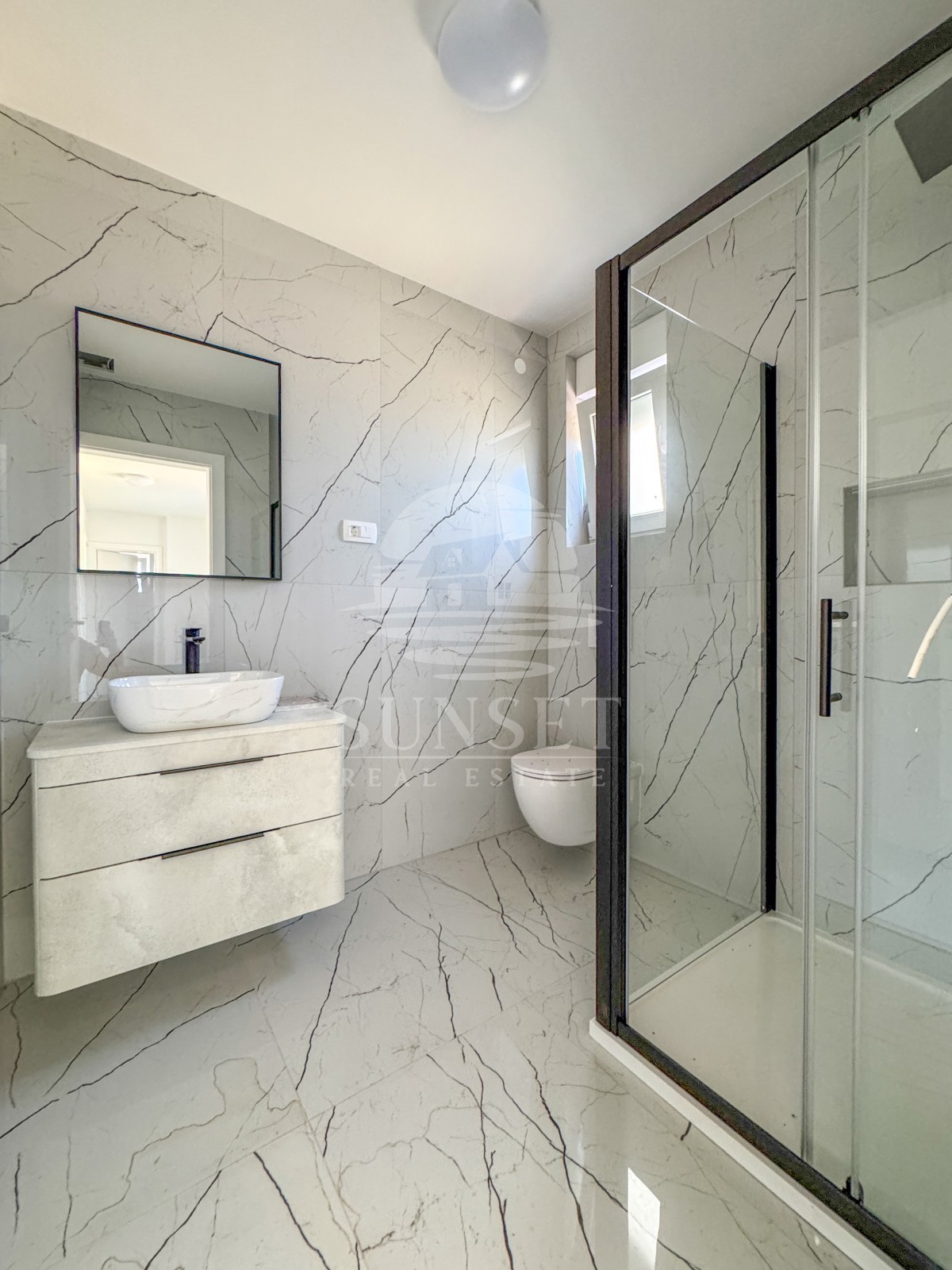 MODERNA DVOJNA HIŠA VRHUNSKE KAKOVOSTI V OKOLICI MOMJANA