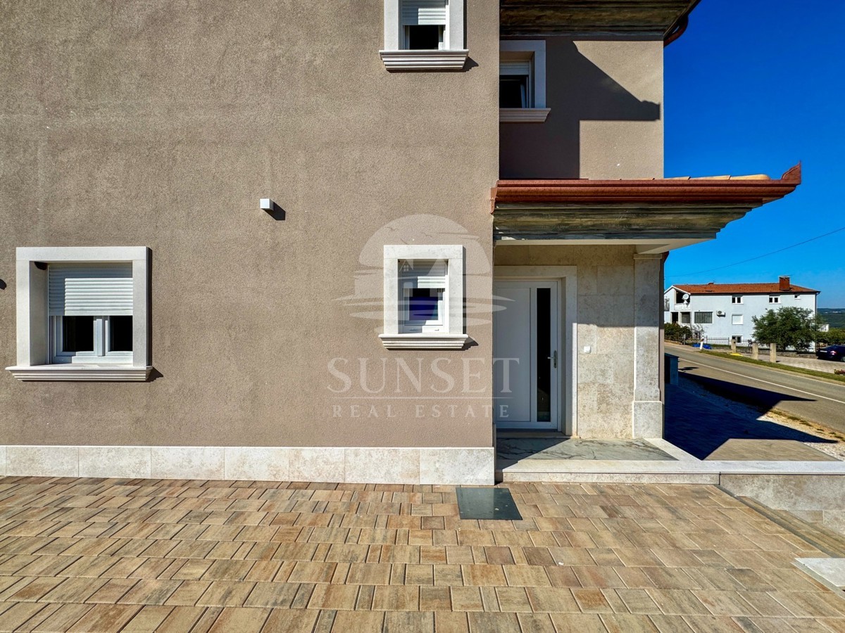 MODERNA DVOJNA HIŠA VRHUNSKE KAKOVOSTI V OKOLICI MOMJANA