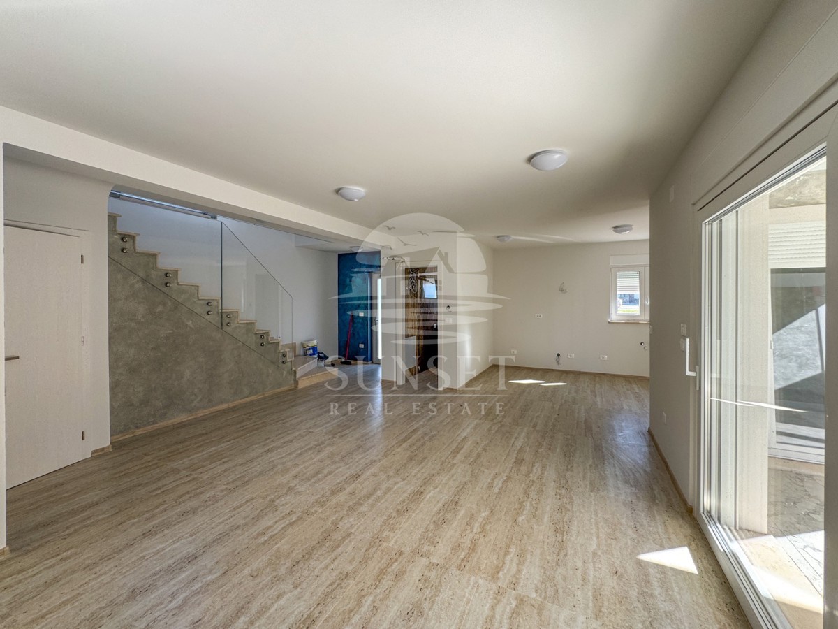 MODERNA DVOJNA HIŠA VRHUNSKE KAKOVOSTI V OKOLICI MOMJANA