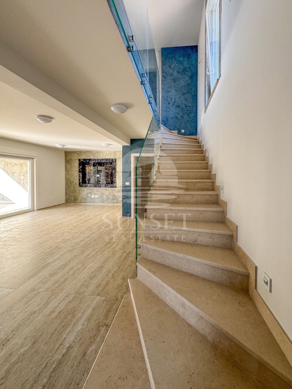 MODERNA DVOJNA HIŠA VRHUNSKE KAKOVOSTI V OKOLICI MOMJANA