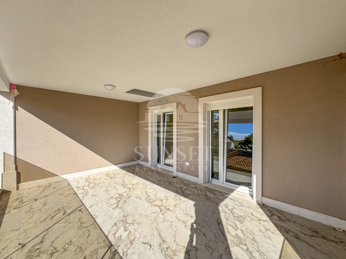 MODERNA DVOJNA HIŠA VRHUNSKE KAKOVOSTI V OKOLICI MOMJANA