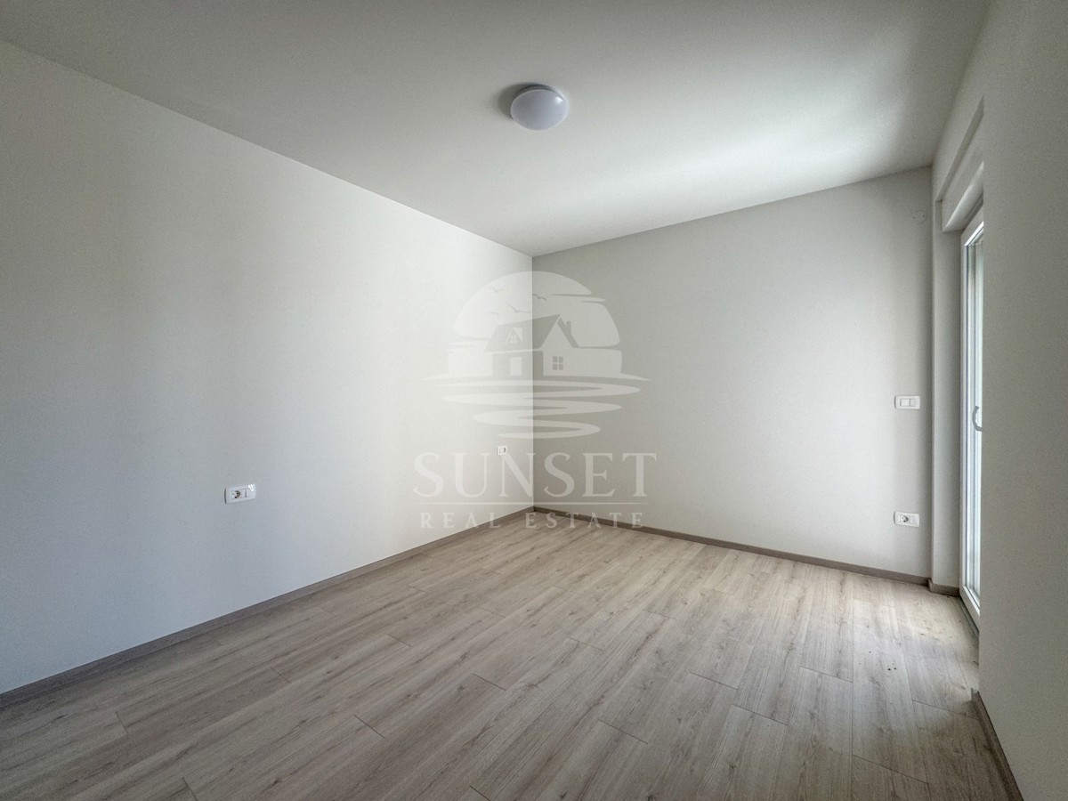 MODERNA DVOJNA HIŠA VRHUNSKE KAKOVOSTI V OKOLICI MOMJANA