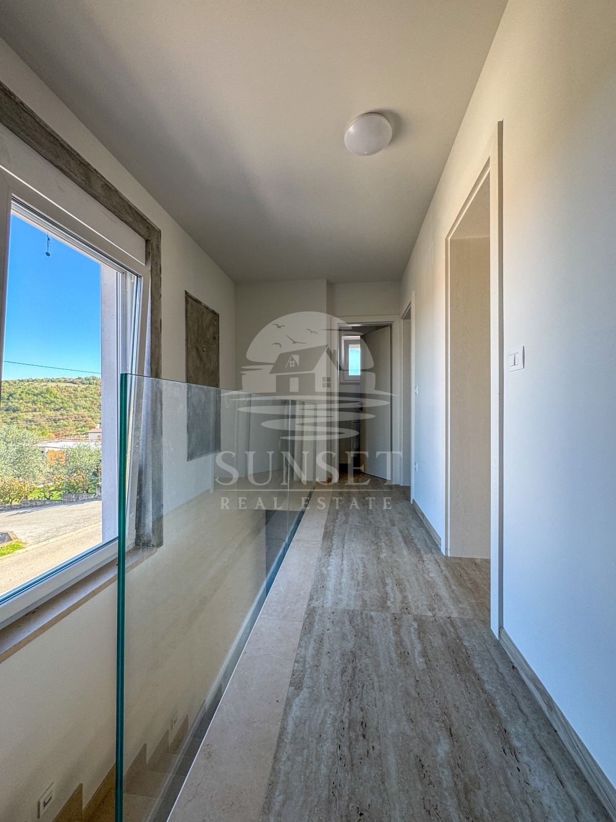 MODERNA DVOJNA HIŠA VRHUNSKE KAKOVOSTI V OKOLICI MOMJANA