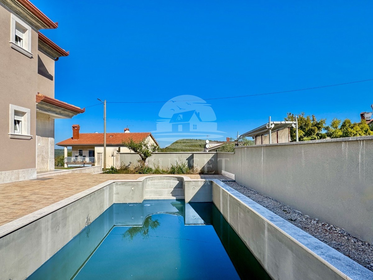 MODERNA DVOJNA HIŠA VRHUNSKE KAKOVOSTI V OKOLICI MOMJANA