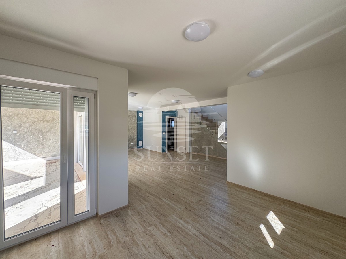 MODERNA DVOJNA HIŠA VRHUNSKE KAKOVOSTI V OKOLICI MOMJANA