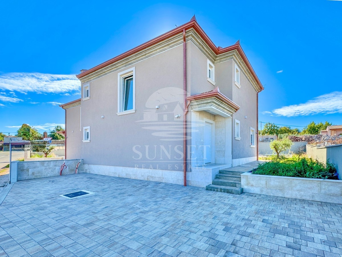 MODERNA DVOJNA HIŠA VRHUNSKE KAKOVOSTI V OKOLICI MOMJANA