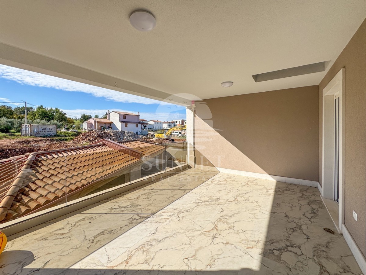 MODERNA DVOJNA HIŠA VRHUNSKE KAKOVOSTI V OKOLICI MOMJANA