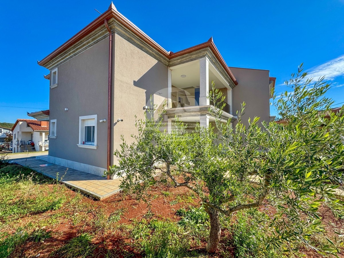 MODERNA DVOJNA HIŠA VRHUNSKE KAKOVOSTI V OKOLICI MOMJANA