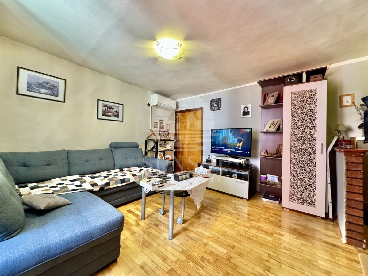 HIŠA V NIZU V CENTRU BUJ