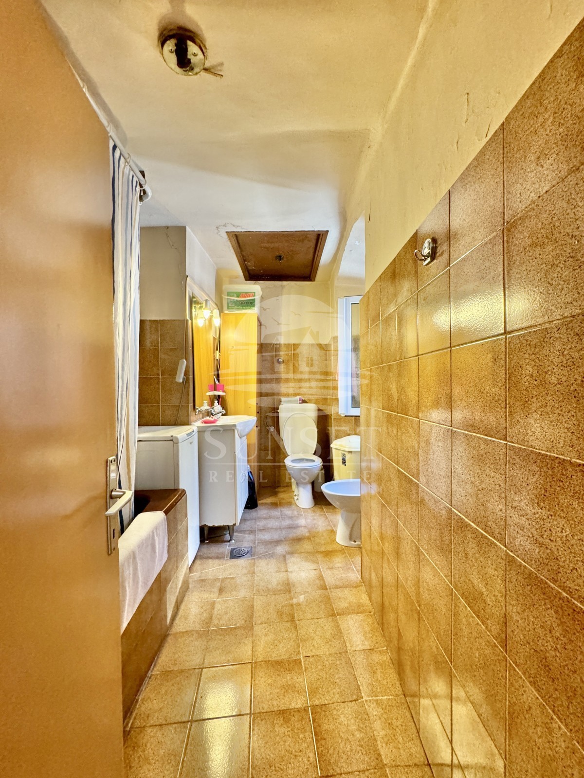 HIŠA V NIZU V CENTRU BUJ